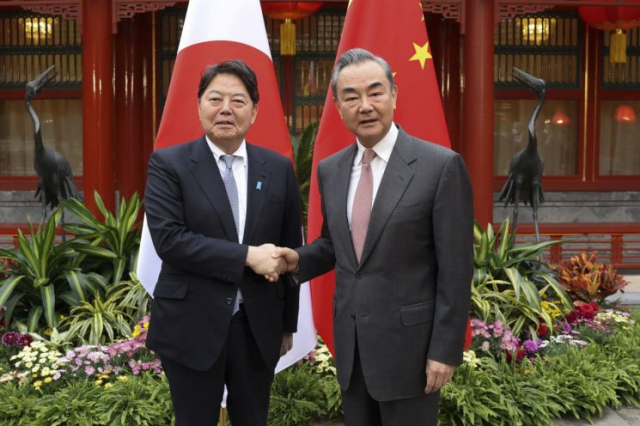 하야시 요시마사(왼쪽) 일본 외무상과 왕이 중국 공산당 중앙정치국 위원. 연합뉴스