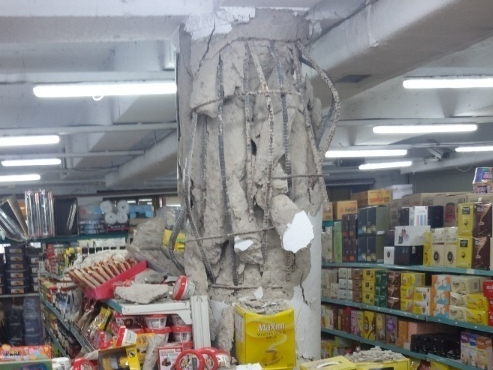 14일 전남 목포시 호남동 한 5층 규모 상가주택 건물의 1층 주기둥이 파손된 모습. 연합뉴스