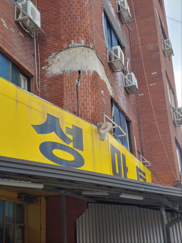14일 전남 목포시 호남동 한 5층 규모 상가주택 건물의 외벽에 금이 가 있는 모습. 연합뉴스
