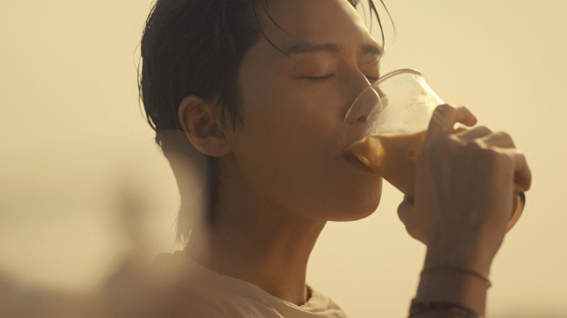 배우 박서준이 동서식품 맥심 슈프림 골드 광고에서 커피를 마시고 있다. /사진제공=제일기획