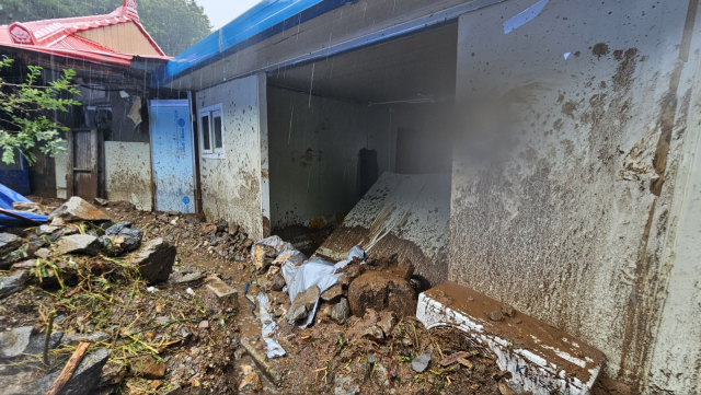 호우경보가 내려진 충남 부여 내산면 지티리에서 14일 오전 4시 59분께 산사태로 흘러내린 토사가 민가 1채를 덮쳤다. 주민은 미리 대피해 인명피해는 없었다. 독자 제공