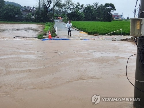 충남 보령시 남포면 삼현리에 14일 오후 2시 50분께 폭우로 주택이 침수되면서 주민 1명이 구조됐다. 이날 호우경보가 내려진 보령에는 0시부터 오후 7시까지 165.5㎜의 비가 내렸다. 사진 제공=충남소방본부