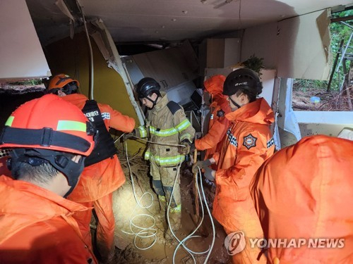 15일 오전 7시께 청양군 정산면에 산사태가 나 소방대원들이 매몰자 구조작업을 벌이고 있다. 이 사고로 주택 안에 있던 60대 여성이 심정지 상태로 구조됐다. 사진 제공=충남소방본부