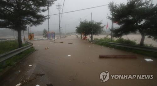 집중호우와 괴산댐 방류로 충북 괴산군 달천의 물이 불어난 15일 오전 댐 하류 1km 지점에 있는 수전교가 잠겨 있다. 연합뉴스