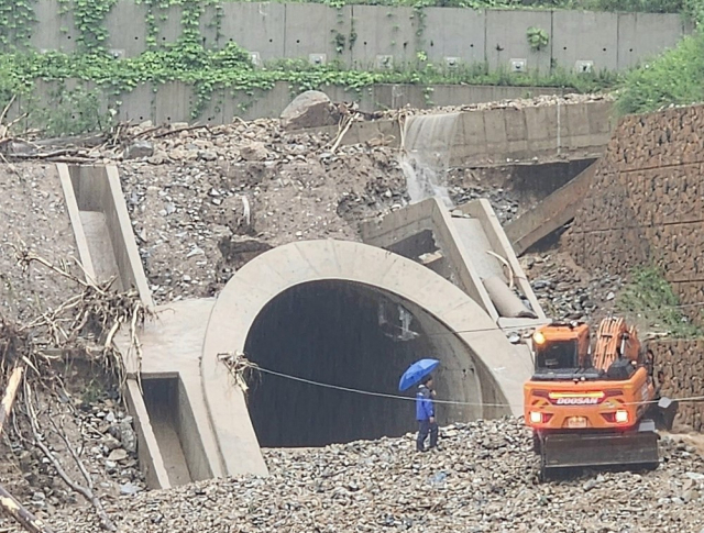 전국적으로 내린 폭우로 15일 중부내륙철도 충주~문경간 9공구 명서터널 입구가 훼손돼 복구 작업이 진행되고 있다. 연합뉴스