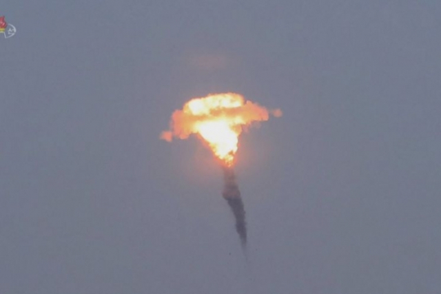지난 3월 28일 북한 조선중앙TV가 전날 황해북도 중화 일대에서 발사한 단거리탄도미사일(SRBM)을 500m 상공에서 공중폭발한 시험을 감행했다고 밝혔다. 북한이 공개한 공중폭발 훈련 모습. 사진 제공=연합뉴스
