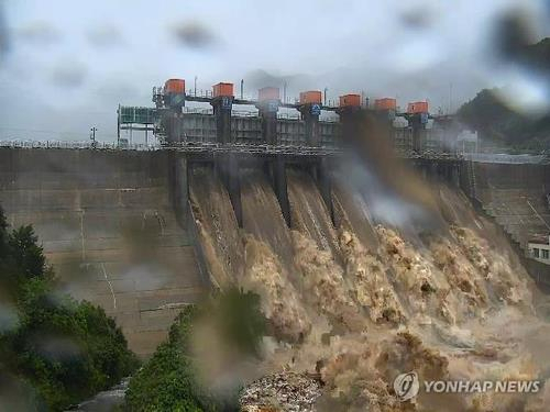 사흘째 이어진 폭우로 충북 괴산군 칠성면에 있는 괴산댐이 만수위를 넘어 월류 중이다. 사진=한국수력원자력 제공 괴산댐 실시간 영상 캡처