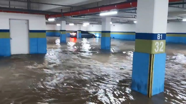 15일 오전 충남 보령시 명천동 소하천을 넘친 물이 인근 아파트단지 지하주차장으로 흘러들고 있다. 물은 순식간에 어른 무릎 가까운 높이까지 차올랐고, 지상 1층 베란다를 위협했다. 독자 제공. 연합뉴스