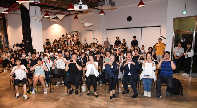 시흥시 ABC행복학습타운 가치관 2층 다목적홀에서 15일 열린 ‘시흥 민간 외교관 위촉식’. 사진 제공 = 시흥시