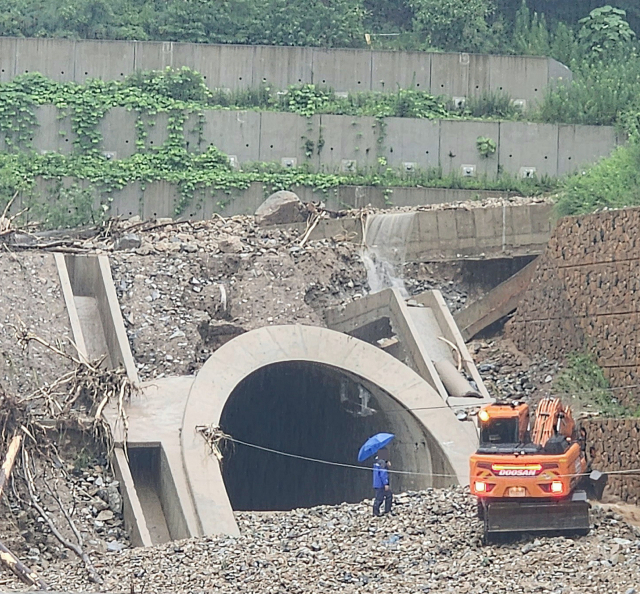 전국적으로 내린 폭우로 15일 중부내륙철도 충주~문경간 9공구 명서터널 입구가 훼손돼 복구 작업이 진행되고 있다. 연합뉴스