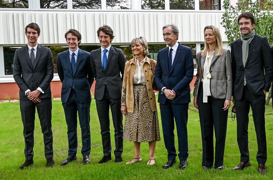 베르나르 아르노(왼쪽에서 다섯번째) LVMH 회장 가족이 모여 사진을 찍고 있다. 사진 AFP=연합뉴스