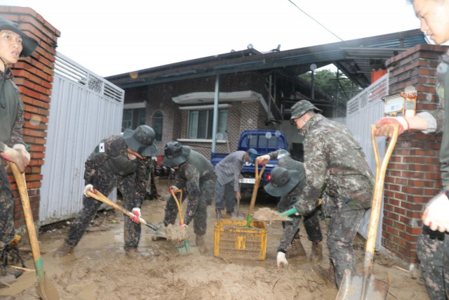 호우로 26명 사망·7500명 대피…전국 산사태 위기경보 '심각'