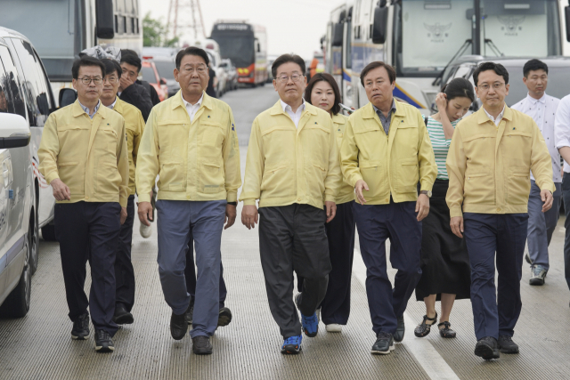 오송 지하차도 찾은 이재명…소방당국 브리핑도 사양, 왜?