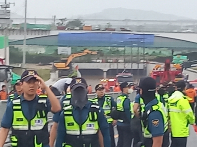 소방당국 '오송지하차도 사망 6명…버스 안·뒷편에서 발견'