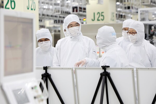 이재용(왼쪽 두 번째) 삼성전자 회장이 올 2월 회사의 천안 사업장 최첨단 패키징 라인을 점검하고 있다. 사진 제공=삼성전자