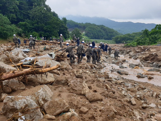 16일 경북 예천군 감청면 일대에서 공군 제16전투비행단 장병들이 지역 소방과 공조하여 실종자 수색 작전을 펼치고 있다. 공군 제공