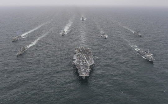 한미 해군과 일본 해상자위대 함정이 지난 4월4일 제주남방 공해상에서 해상훈련을 하는 모습. 앞열 우측부터 한국 해군 율곡이이함(DDG-992), 미국 해군 니미츠함(CVN-68), 일본 해상자위대 우미기리함(DD-158). 사진 제공=해군
