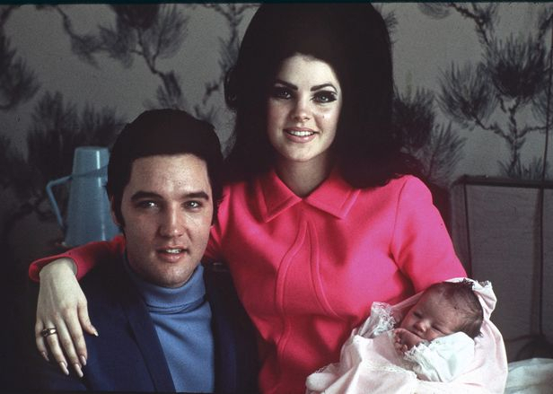 1968년 2월 5일 테네시주 멤피스의 한 병원에서 리사 마리 프레슬리가 태어났을때 찍은 가족사진. 엘비스 프레슬리와 리사 마리를 안은 부인 프리실라. AP 연합뉴스