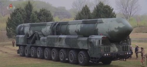 북한이 4월 4일 공개한 고체연료 사용 화성포-18형의 첫 시험 발사 직전 모습. 연합뉴스