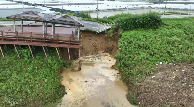 폭우 원인은 '싼샤댐 22개 분량' 수증기…17일 최대 300㎜ 더 온다