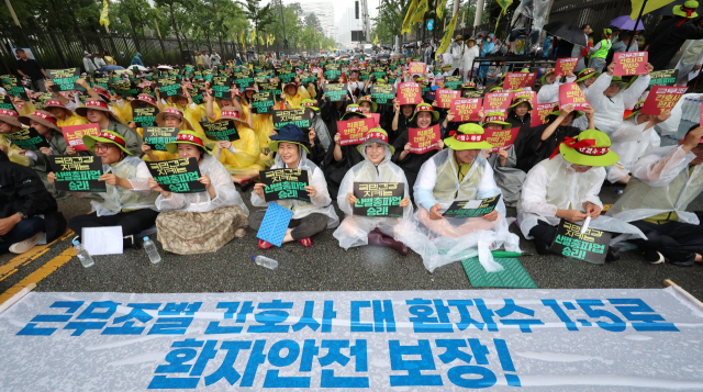 민주노총 보건의료노조원들이 총파업 이틀째인 지난 14일 세종시 정부세종청사 보건복지부 앞에서 인력·공공의료 확충, 간호간병통합서비스 전면 확대 등을 촉구하고 있다. 연합뉴스