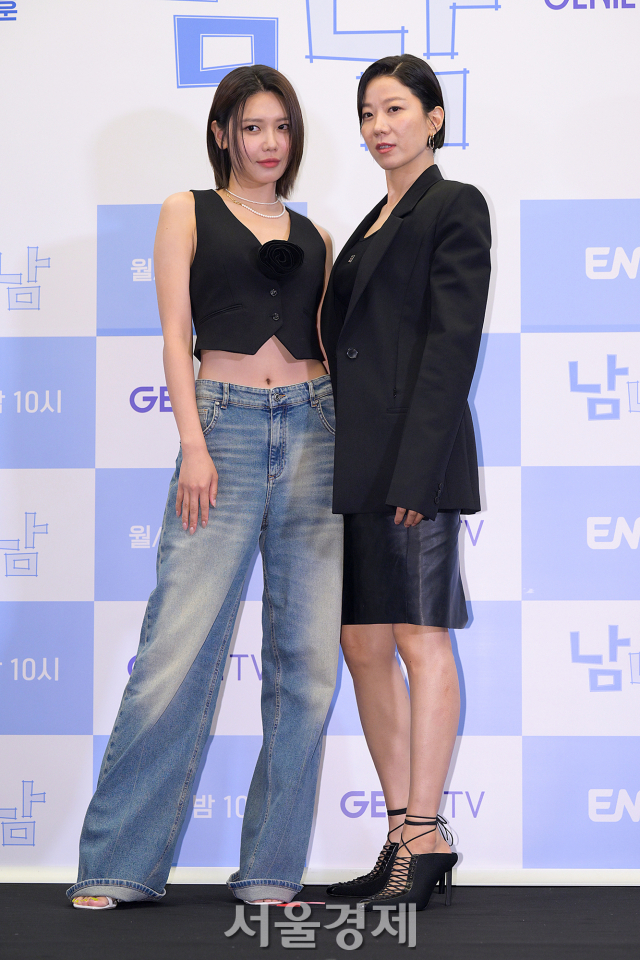 배우 최수영, 전혜진이 17일 오전 서울 마포구 스탠포드호텔 서울에서 진행된 지니TV 오리지널 ‘남남’(극본 민선애/연출 이민우) 제작발표회에서 포즈를 취하고 있다. 김규빈 기자