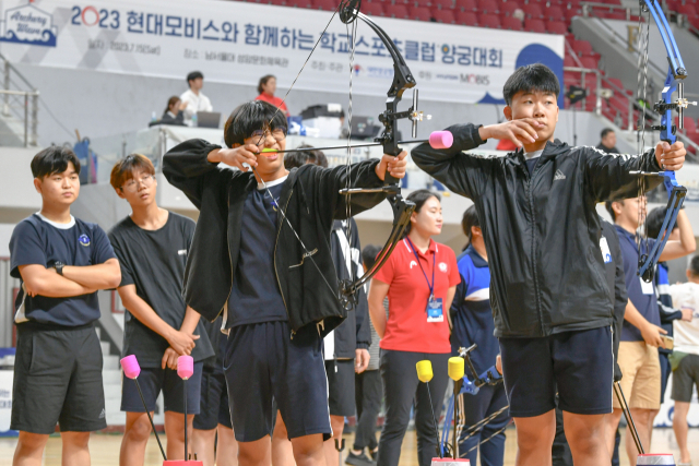 양궁 꿈나무들이 충남 천안 남서울대학교에서 열린 ‘2023 현대모비스와 함께 하는 학교 스포츠클럽 양궁대회’에서 한 학기 동안 갈고 닦은 활 솜씨를 뽐내고 있다. 사진제공=현대모비스