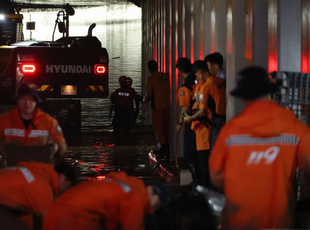 17일 새벽 해양경찰 대원들이 도보수색을 하고 있다. 사진=연합뉴스