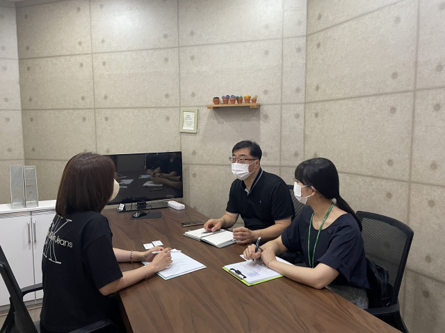 노원구가 감염병 재유행 대응체계를 마련하기 위해 중계동 학원가에 핫라인을 구축하고 컨설팅을 제공한다. 사진 제공=노원구