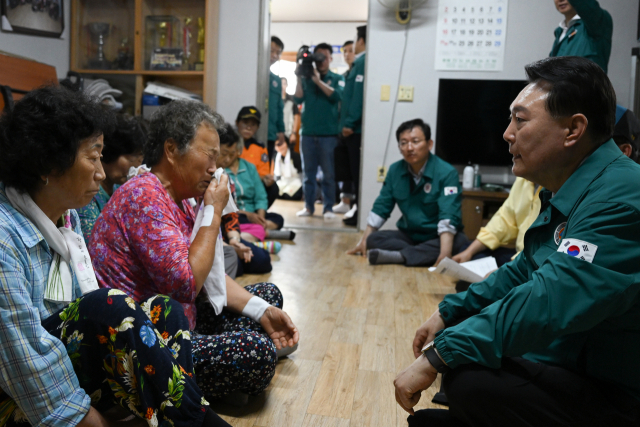 윤석열 대통령은 17일 경북 예천군 감천면의 산사태 피해 이주민 임시거주시설로 지정된 별방리 노인복지회관에서 주민들을 만나 위로하고 있다. / 사진제공=대통령실