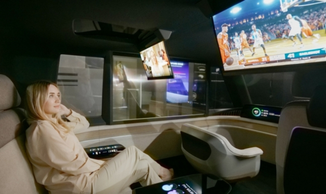 LG디스플레이 모델이 자율주행 콘셉트카에서 차량용 18인치 슬라이더블 OLED로 영상을 보고 있다. 사진 제공=LG디스플레이