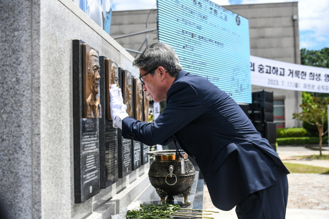 17일 포항특정경비지역사령부 내 마린온 순직자 위령탑에서 열린 ‘마린온 5주기 추모행사’에서 순직 장병 유가족(故노동환 중령 부친)이 헌화 및 분양 후 위령탑에 새겨진 부조상을 어루만지고 있다. 사진 제공=해병대