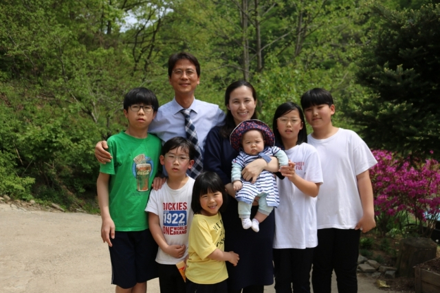 전동훈·류사라 부부와 자녀 일부가 찍은 가족사진. 사진=전동훈·류사라 부부 제공