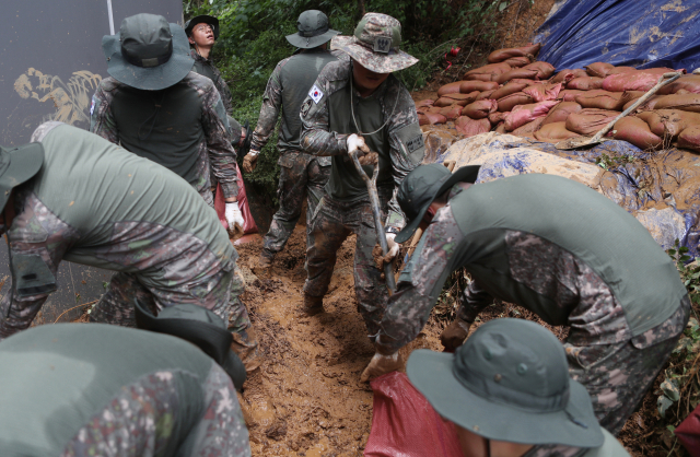 17일 오후 전북 군산시 개정동 동고등학교에서 35사단 군산대대 장병들이 수해를 복구 작업을 하고 있다. 군산=연합뉴스