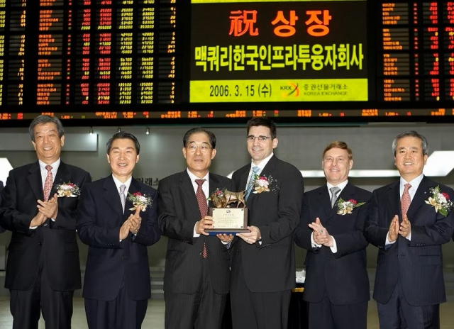 닉 반 겔더(오른쪽 세 번째부터) 당시 맥쿼리신한인프라자산운용 사장, 존 워커 전 맥쿼리 한국 대표가 2006년 3월 15일 서울 여의도 한국거래소에서 맥쿼리인프라투융자회사 상장을 축하하고 있다. /사진 제공=한국거래소