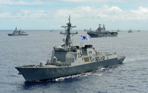 해군 이지스구축함 ‘서애류성룡함’이 지난 2014년 7월 하와이 근해에서 실시된 림팩훈련에 참가해 외국 함정들과 함께 기동훈련을 하고 있다. 사진 제공=미 해군