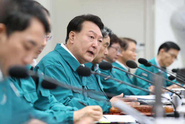 윤석열 대통령이 18일 서울 용산 대통령실 청사에서 열린 국무회의에서 발언하고 있다. / 연합뉴스