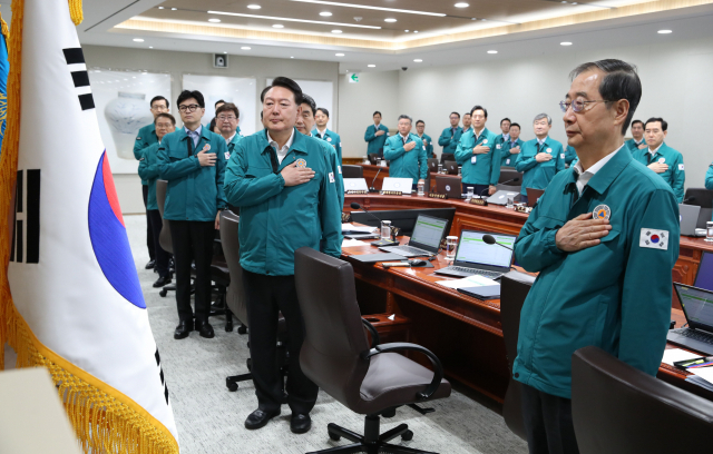 윤석열 대통령이 18일 서울 용산 대통령실 청사에서 열린 국무회의에서 국기에 경례하고 있다./연합뉴스