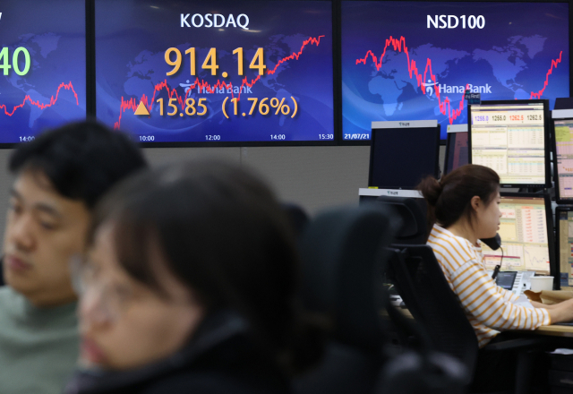 18일 오후 서울 중구 하나은행 딜링룸에서 직원들이 업무를 보고 있다. 이날 코스닥은 전날보다 15.85포인트(1.76%) 오른 914.14로 거래로 마쳤다. 연합뉴스