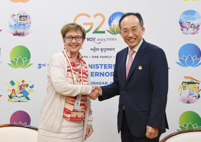 G20 재무장관 중앙은행총재 회의 참석차 인도 간디나가르를 방문중인 추경호 부총리 겸 기획재정부 장관이 17일(현지시간) 마하트 마만디르 컨벤션센터(MMCC)에서 오딜 르노-바소 유럽부흥개발은행(EBRD)총재와 양자회담에 앞서 악수하며 인사를 나누고 있다. 사진=기획재정부