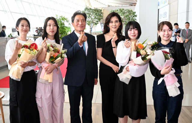 인천국제공항공사가 18일 제1여객터미널에서 ‘재방한 활성화 프로모션’ 기념행사를 열었다. 이학재(왼쪽 세 번째) 인천국제공항공사 사장과 이부진(〃네 번째) 한국방문의해위원회 위원장이 무료 항공권을 증정받은 일본인 승객들과 기념 촬영을 하고 있다. 영종도=권욱 기자