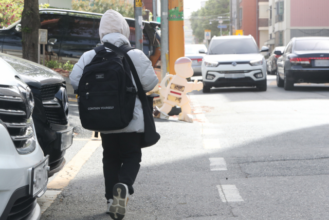 지난 4월 12일 오전 한 초등학생이 대전 동구 용전초 인근 스쿨존(어린이보호구역)을 걷고 있다. 이곳은 초등학교로 가는 주요 통학로로 이용되지만, 안전 펜스가 설치되지 않은 가운데 차량 진출입이 잦았다. 연합뉴스