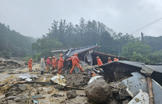 15일 집중 호우로 인한 산사태가 발생한 경북 영주시 풍기읍 삼가리 사고 현장에서 소방대원들이 구조작업을 벌이고 있다. 연합뉴스