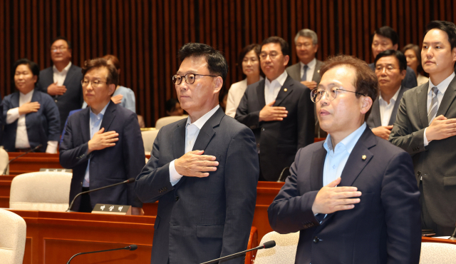 박광온 더불어민주당 원내대표와 의원들이 18일 오후 서울 여의도 국회에서 열린 의원총회에서 국기에 대한 경례를 하고 있다. 연합뉴스