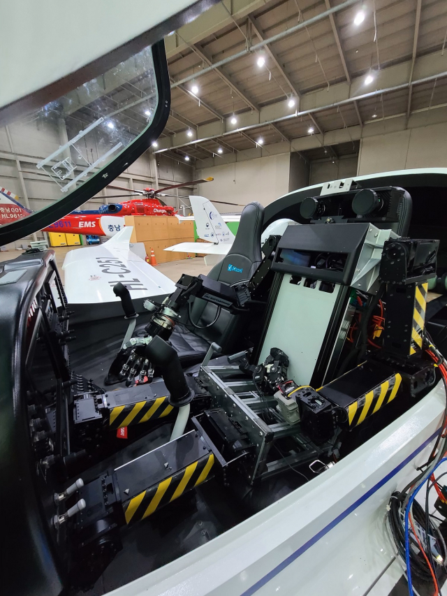 국내 최초 경항공기 KLA-100에 탑승한 파이봇. 사진 제공=KAIST