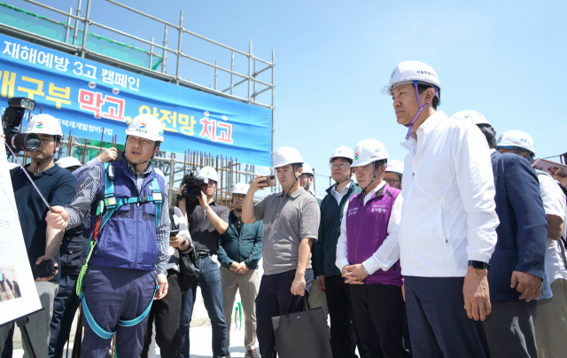 19일 서울 동대문구 이문동 이문3구역 재개발 공사 현장에서 오세훈 서울시장이 현장소장으로부터 브리핑을 받고 있다. 사진제공=서울시