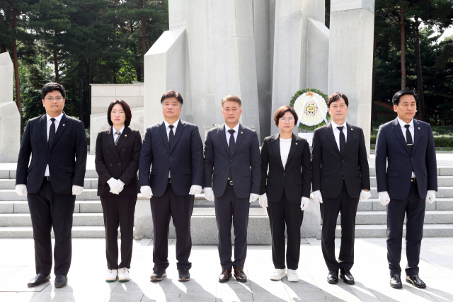 경기도의회 국민의힘 김정호 의원(가운데)을 비롯한 신임대표단이 19일 수원시 현충탑을 찾아 참배하고 있다. 사진 제공 = 경기도의회 국민의힘