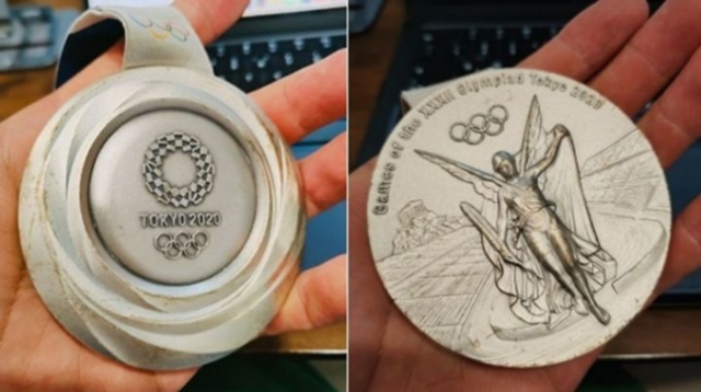 '2년만에 철 쓰레기'…도쿄올림픽 '메달 품질' 논란 또 터졌다