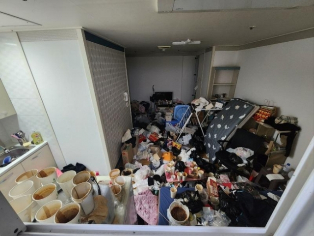 '시체냄새 난다' 신고에 가보니…20대 여성 살던 집 '쓰레기 소굴'