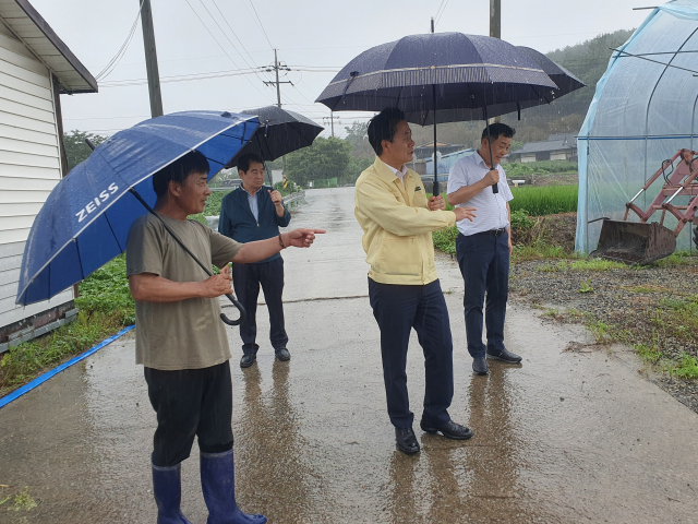 김주양(오른쪽) 본부장이 집중호우 피해예방을 위한 현장 점검을 실시하고 있다. /사진제공=경남농협